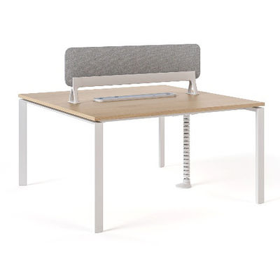 Estación de trabajo de dos personas con doble cara Escritorio de personal con pantalla de gestión de cables estilo moderno